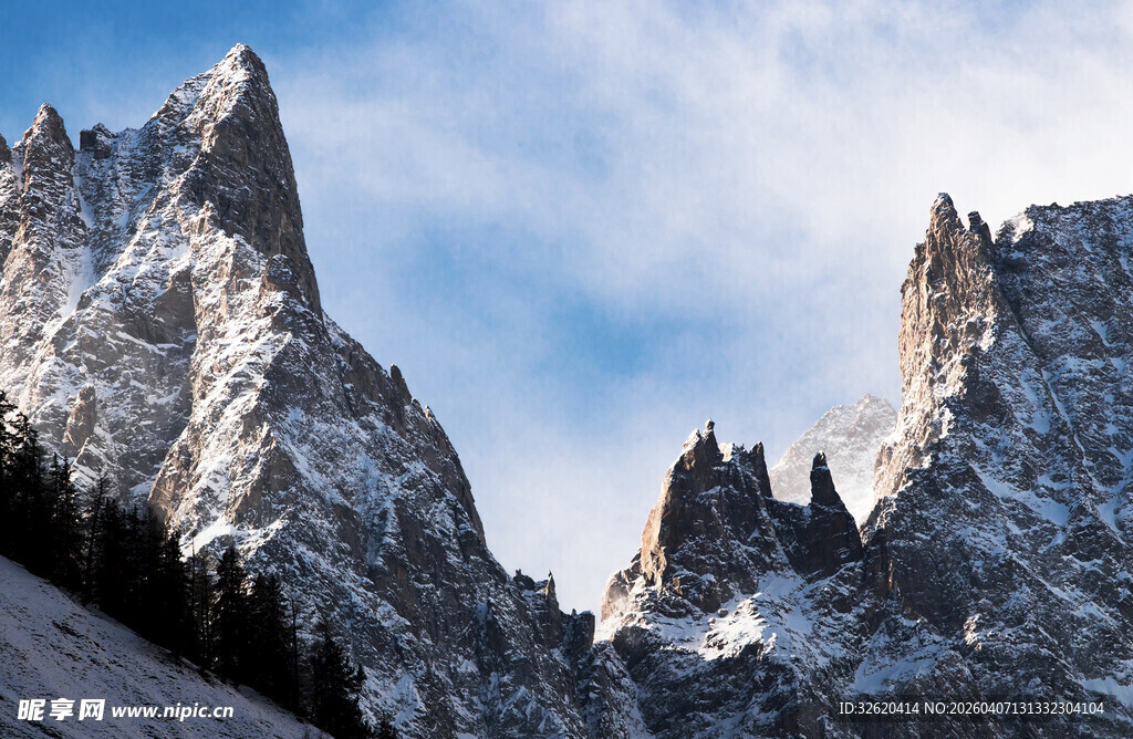 巍峨雪山壮丽风景
