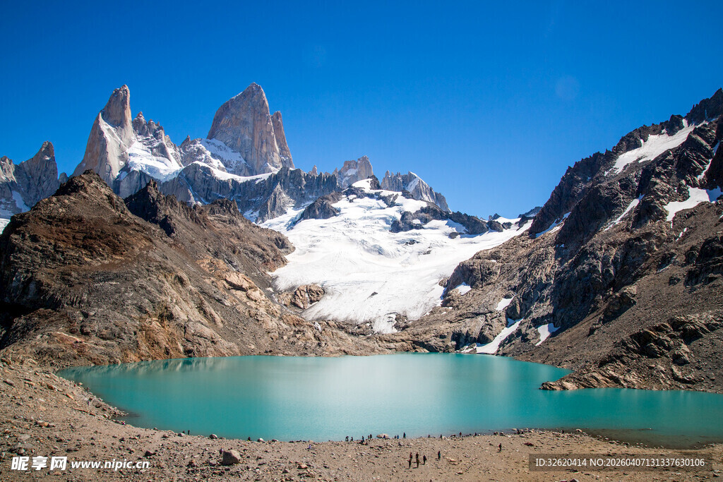 高山蓝湖壮丽自然景观