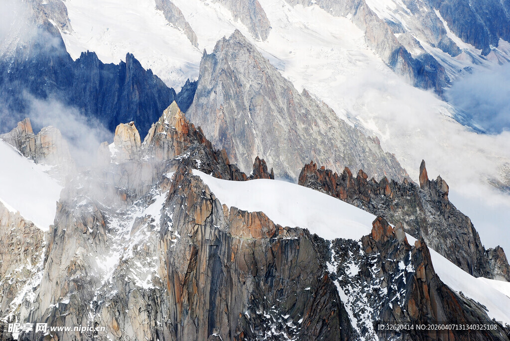 巍峨雪山壮丽景致
