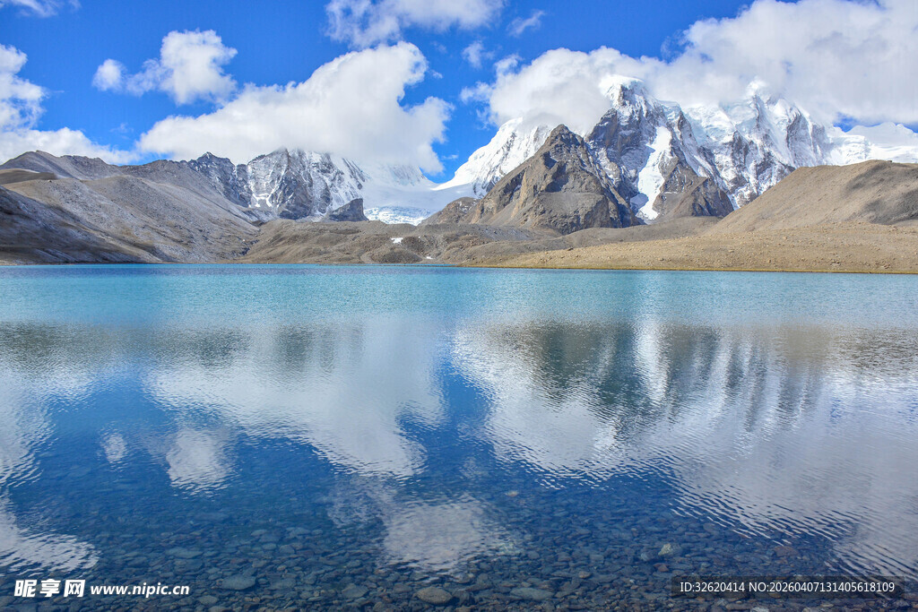 雪山下的静谧湖泊