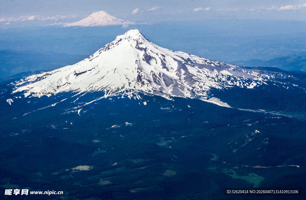 俯瞰巍峨雪山壮丽景观