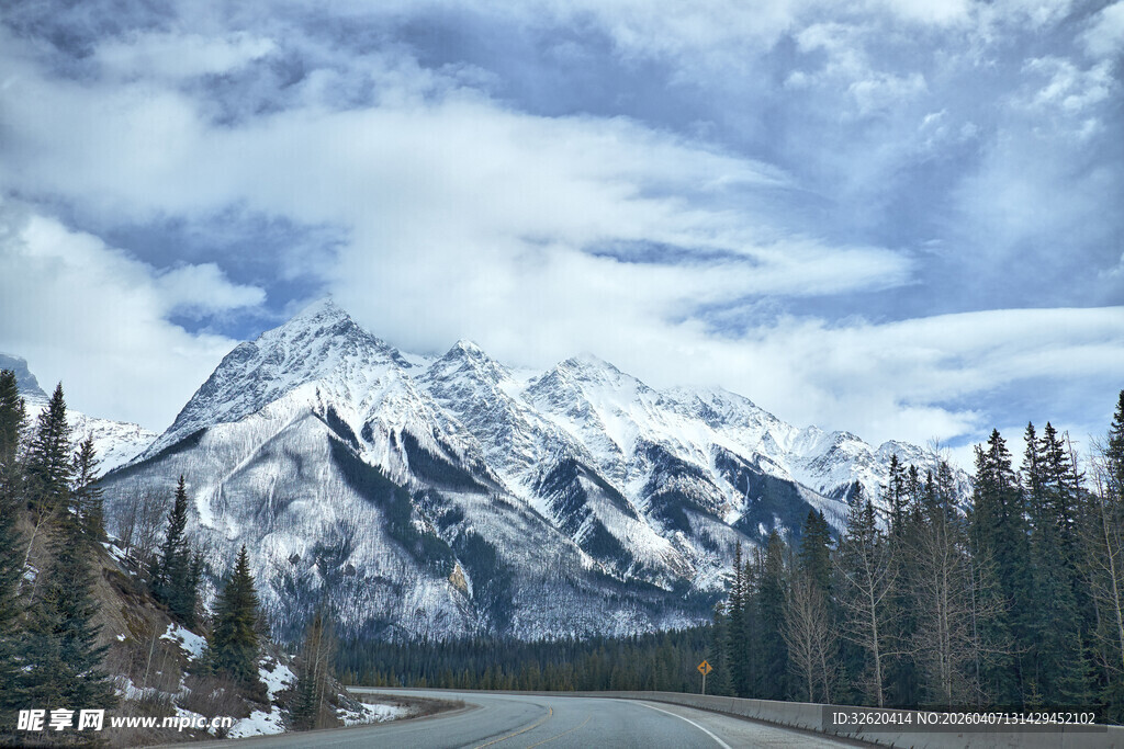 雪山森林间的公路美景