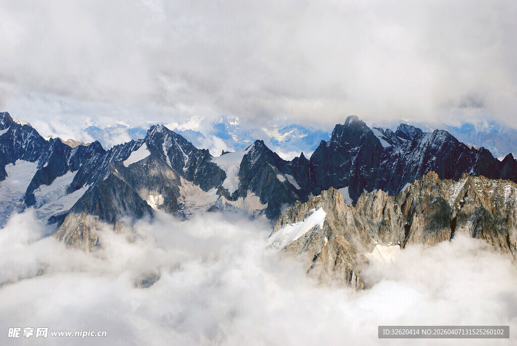云海中的壮丽山峦景观