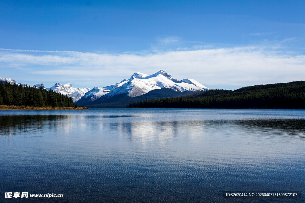 宁静湖畔雪山壮丽美景