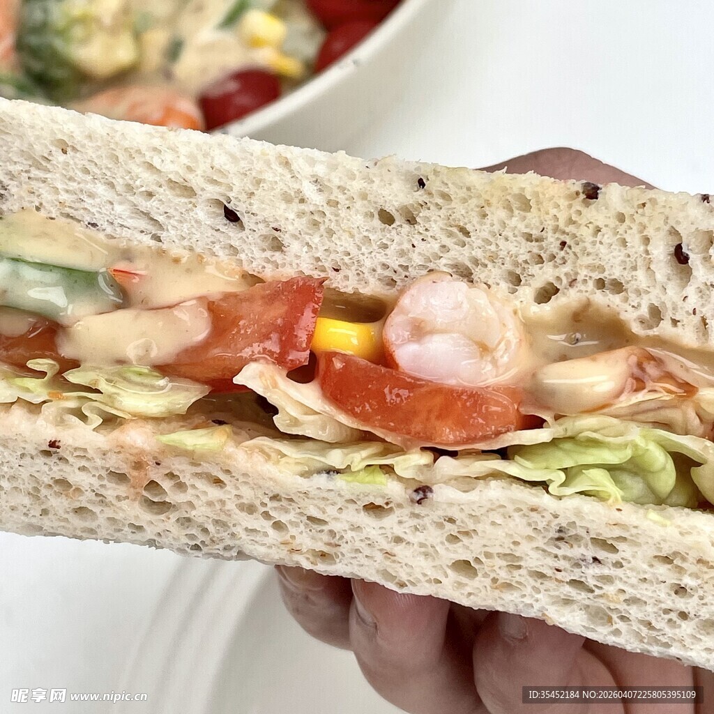 鲜虾蔬菜三明治