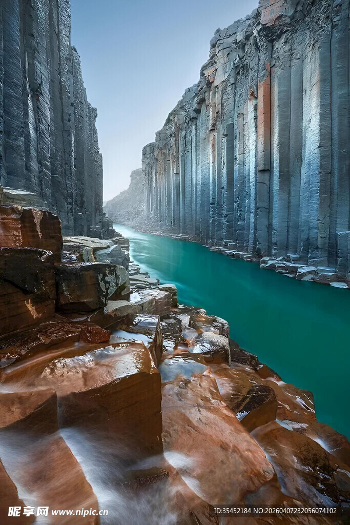 峡谷河流