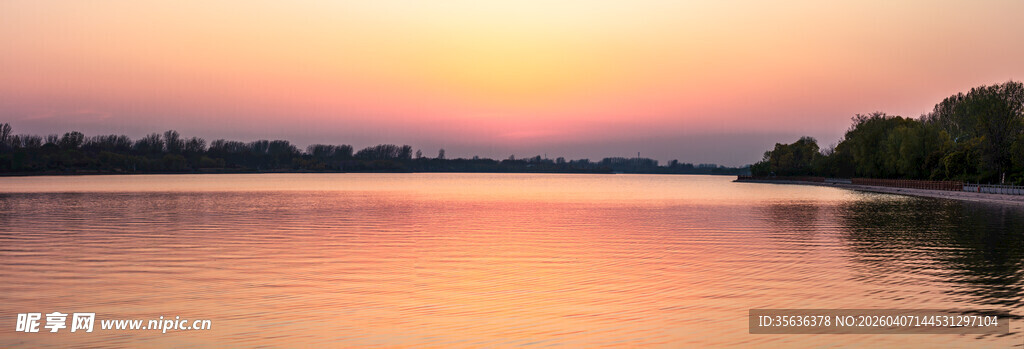 湖畔日落晚霞美景全景画面