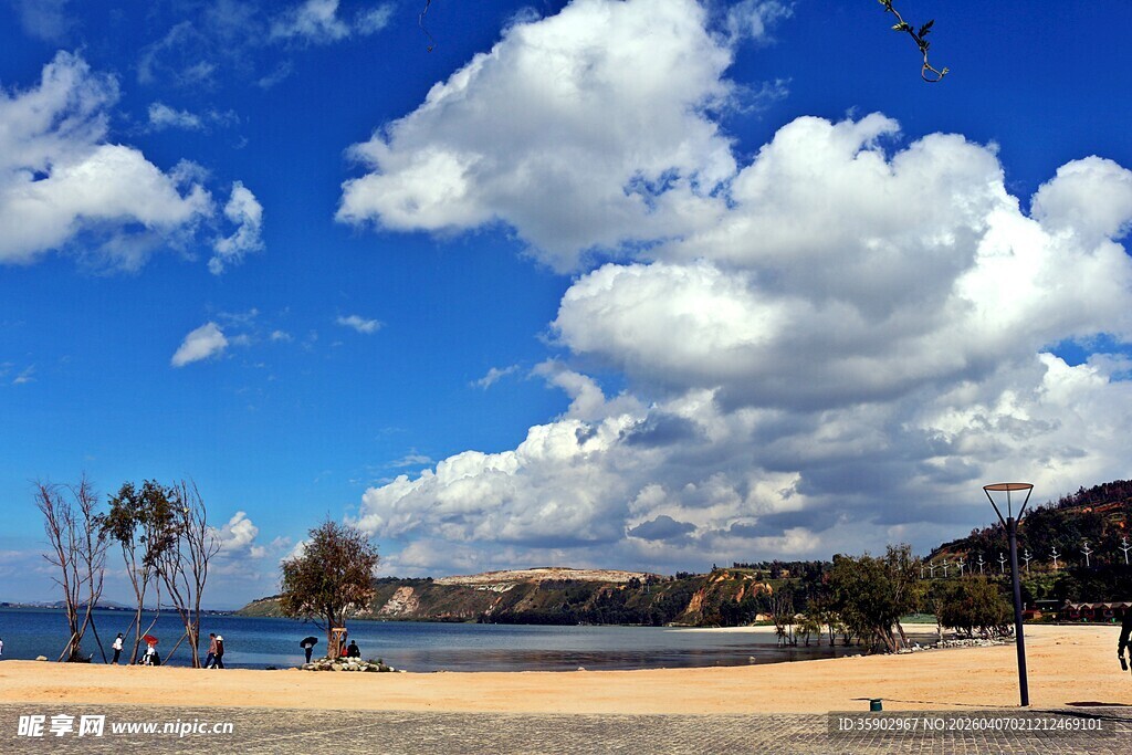 美丽海滩蓝天白云风景