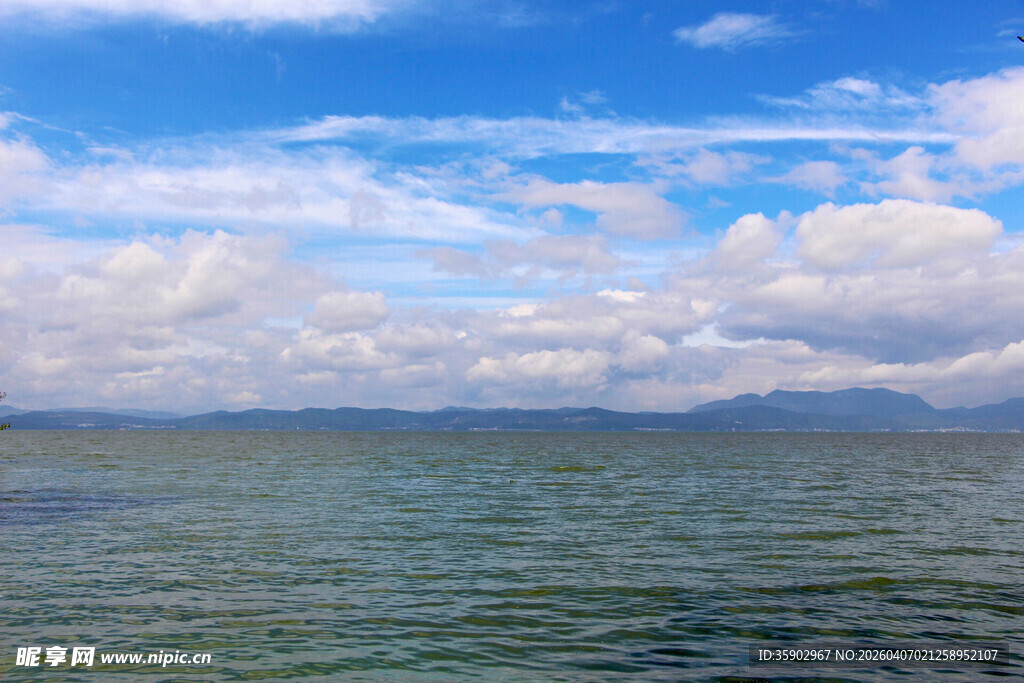 昆明滇池蓝天白云