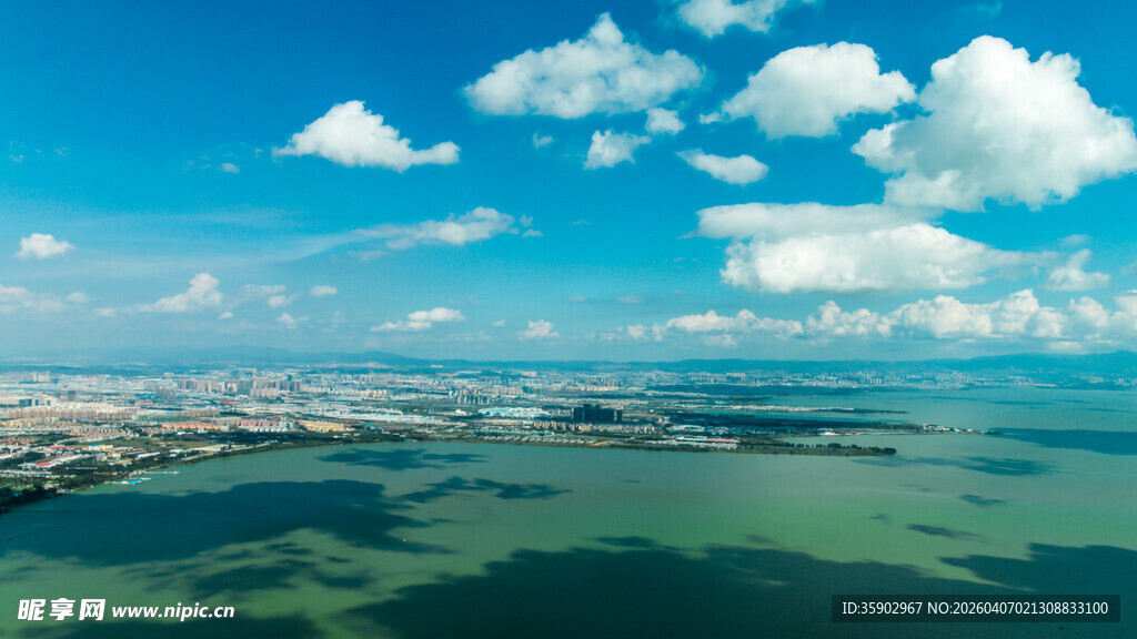 昆明滇池碧海蓝天城市远景图