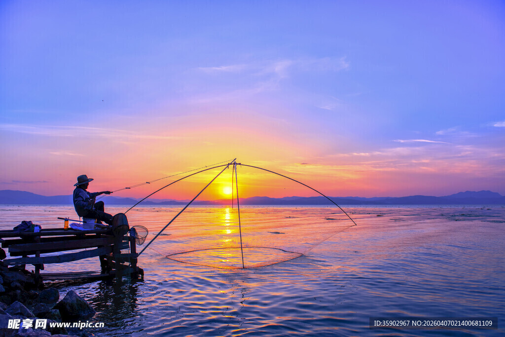 昆明滇池晚霞夕阳下的湖畔垂钓者