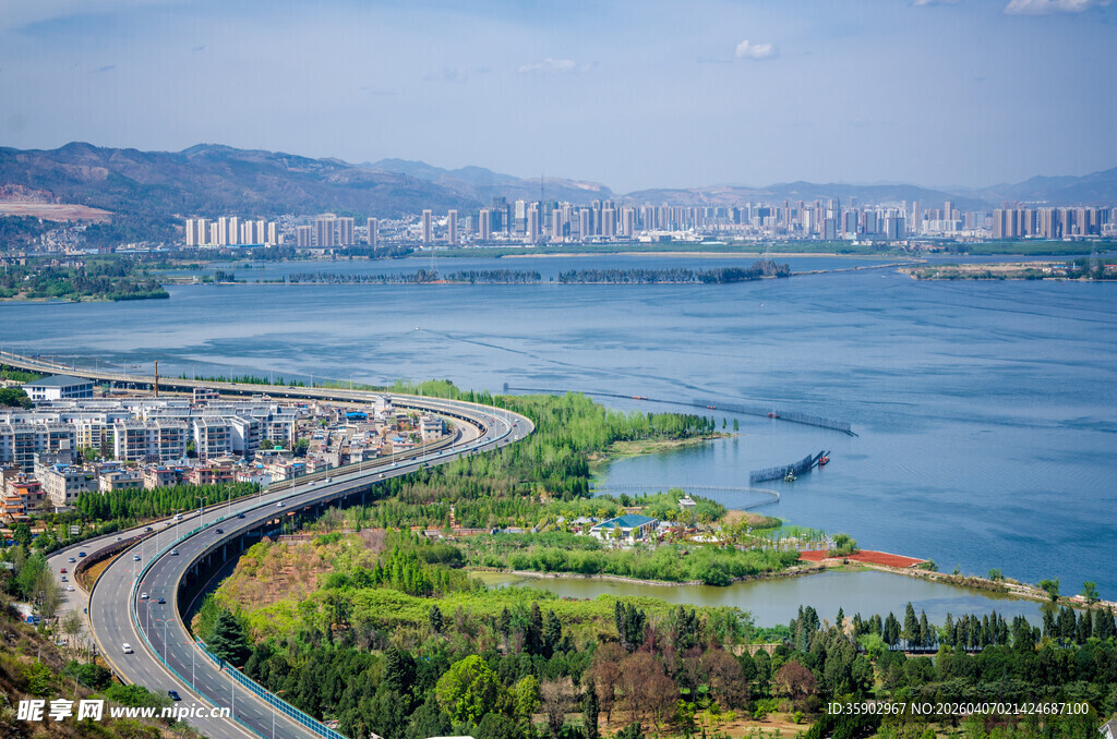 昆明滇池湖畔公路与城市风光