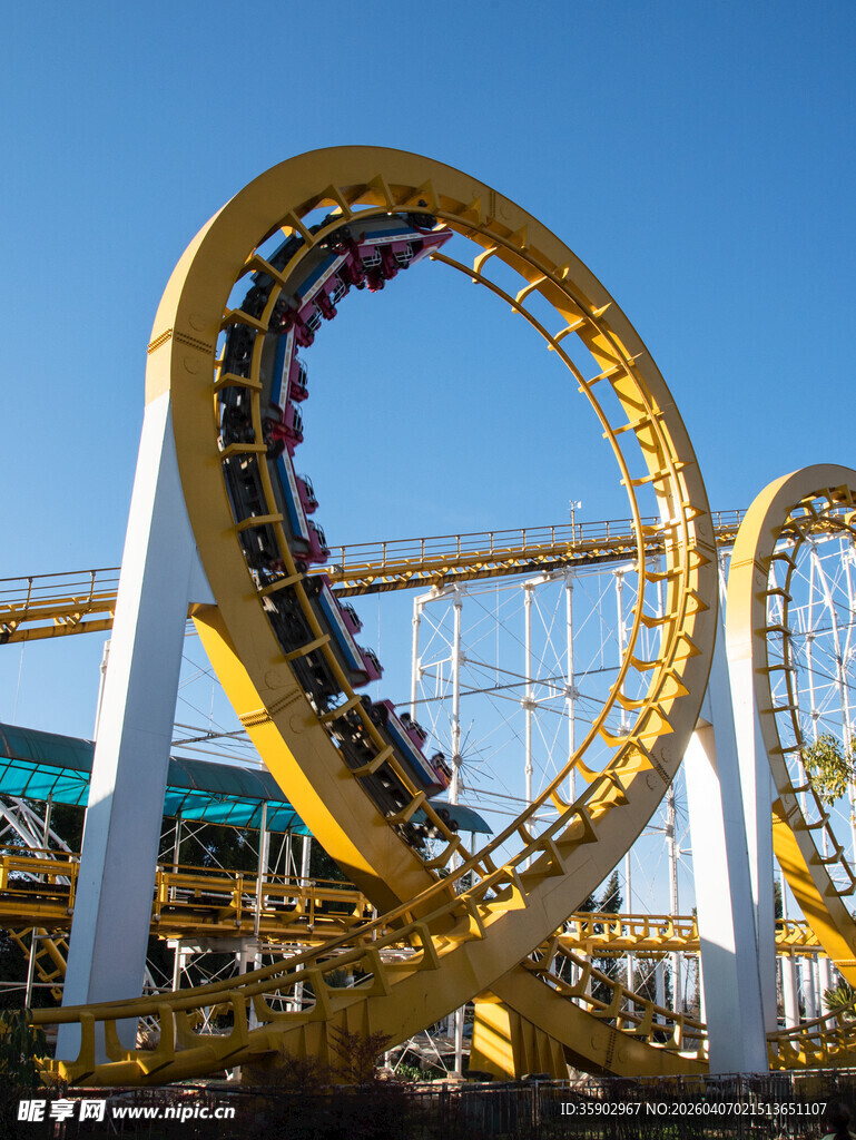游乐园中的黄色过山车