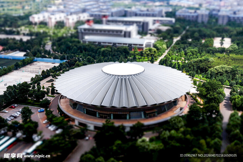 昆明大学城城市中独特的圆顶建筑