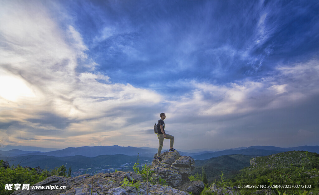 山顶徒步者拥抱壮丽风光