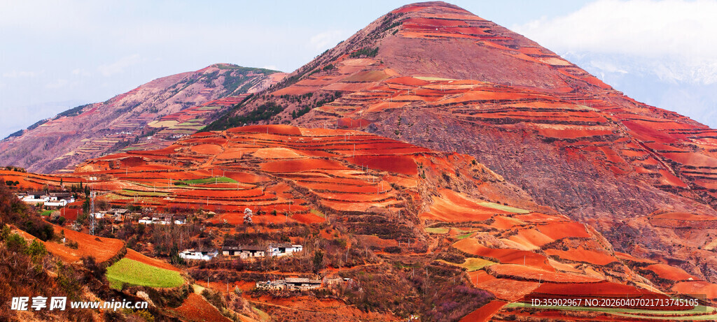 东川红土地壮丽红土地山峰景观