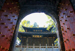 昆明金殿景点透过拱门看古建景致