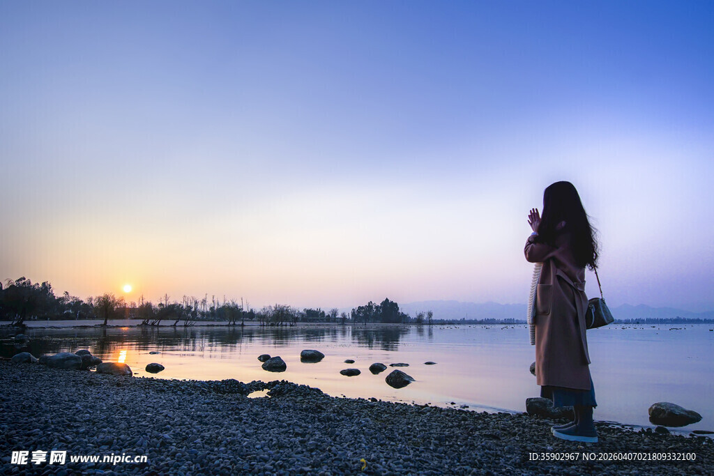 海边女子赏日落美景