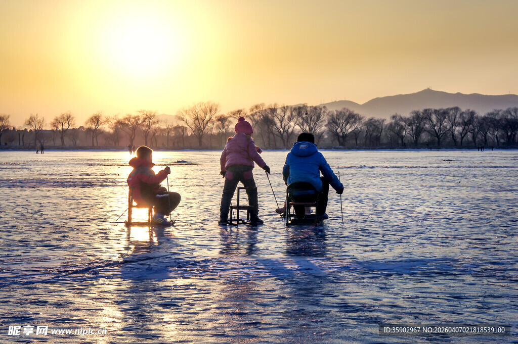 颐和园昆明湖上滑冰的小孩