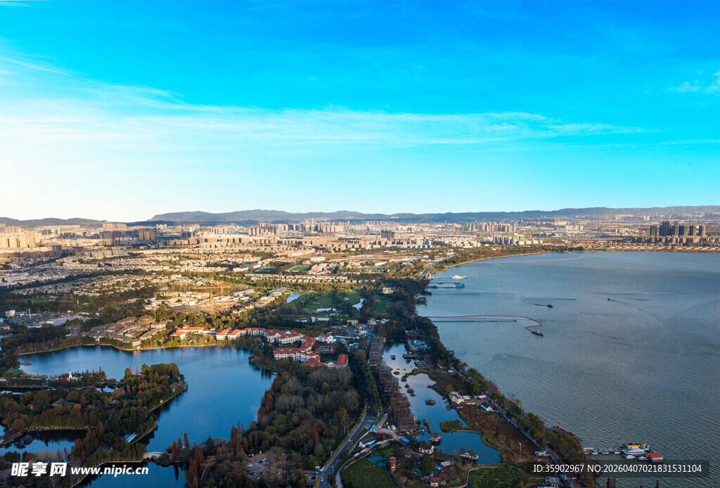 云南昆明滇池远湖畔城市风光俯瞰