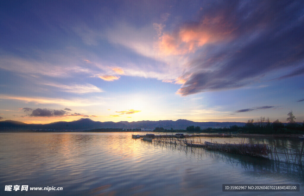 滇池湖泊湖畔绝美日落风景