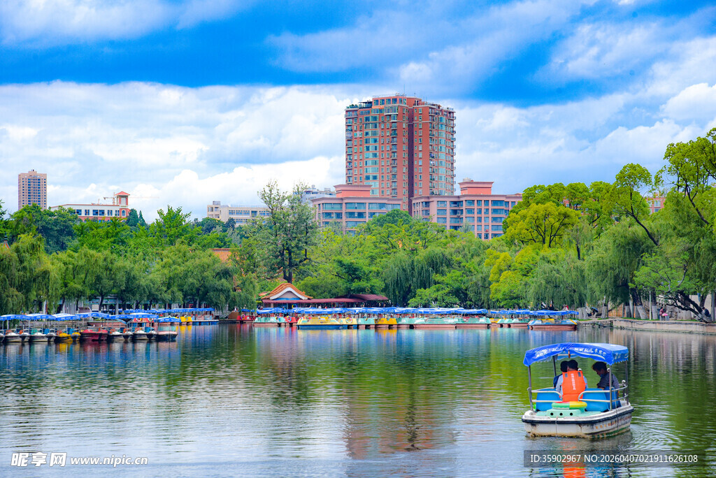 翠湖公园湖畔游船与城市风光美景