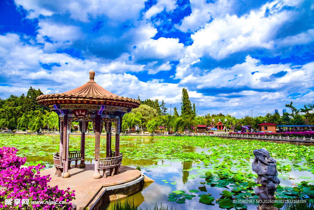 昆明市大观公园湖畔凉亭美景如画