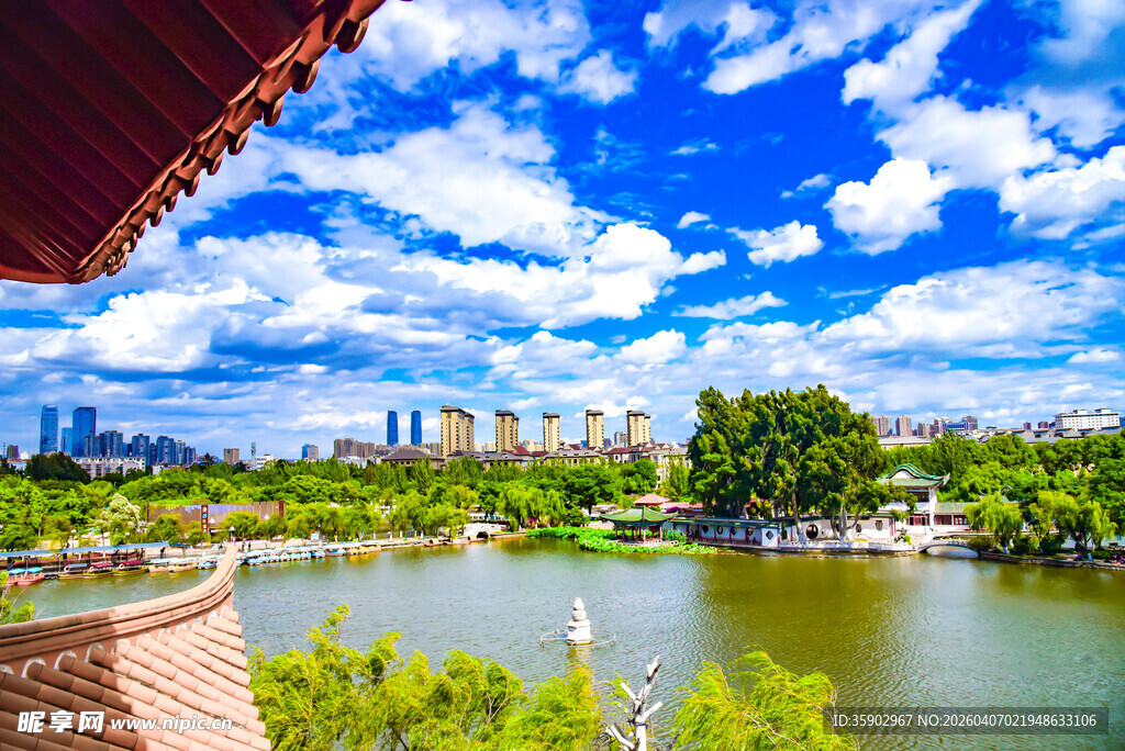 昆明市大观公园湖畔楼阁景致