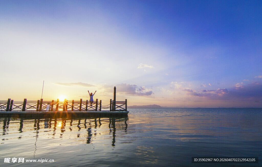 海边日落时的栈桥美景
