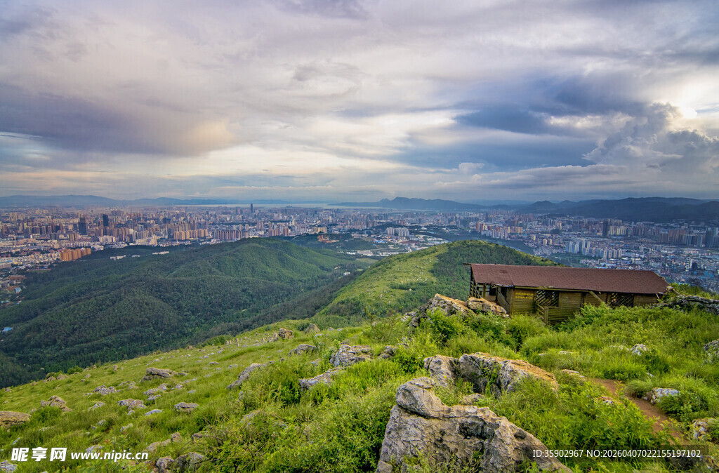 昆明山顶俯瞰城市壮丽景观