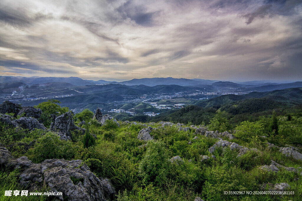 山间绿野云雾缭绕之景