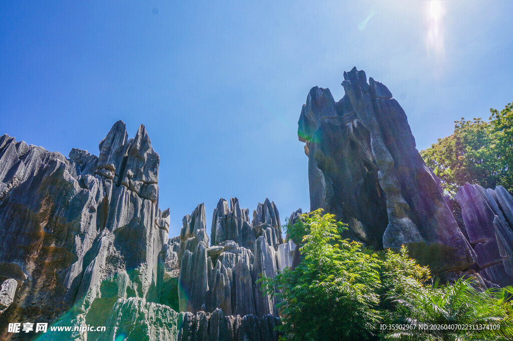 云南昆明石林阳光洒落