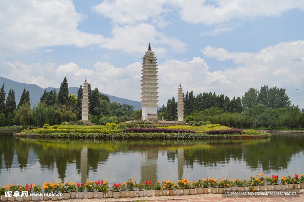 湖畔雄伟纪念碑风景