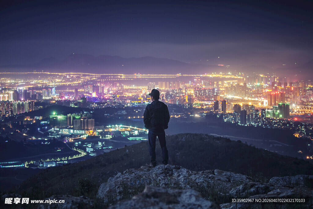 晚安昆明夜登山顶俯瞰璀璨城市