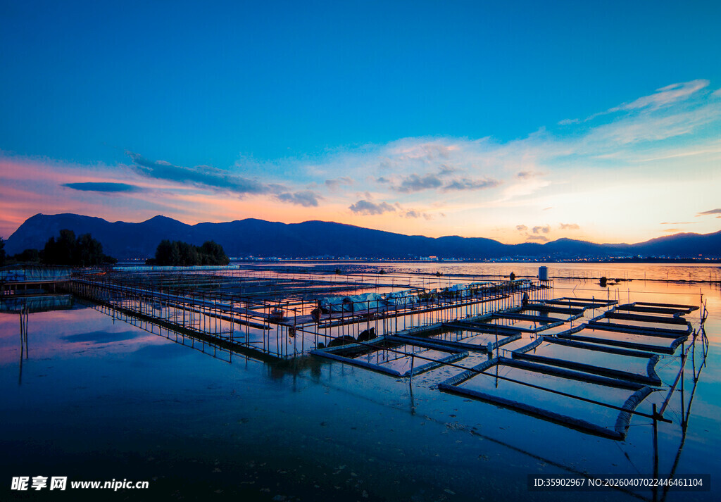 湿地晚霞湖畔码头的绝美黄昏景色