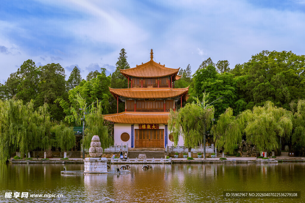 昆明大观楼湖畔古亭映翠景