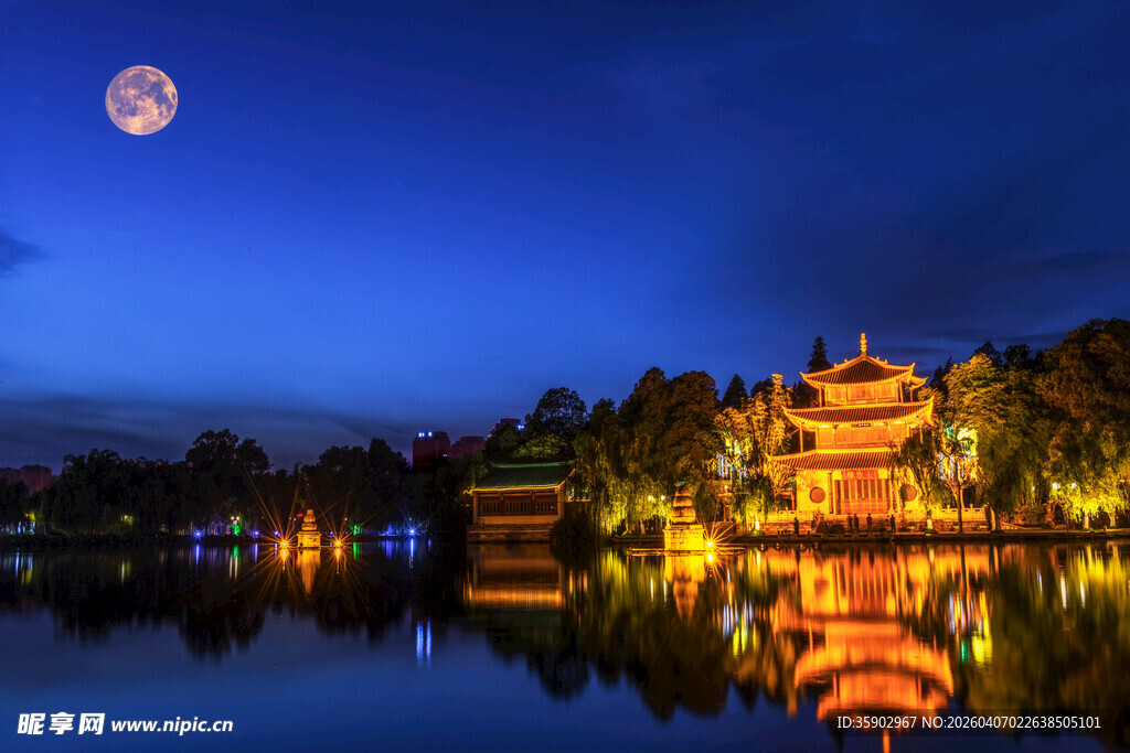 月夜古亭映湖景