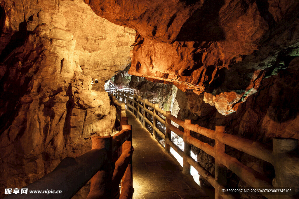 地下溶洞内的木质栈道景观