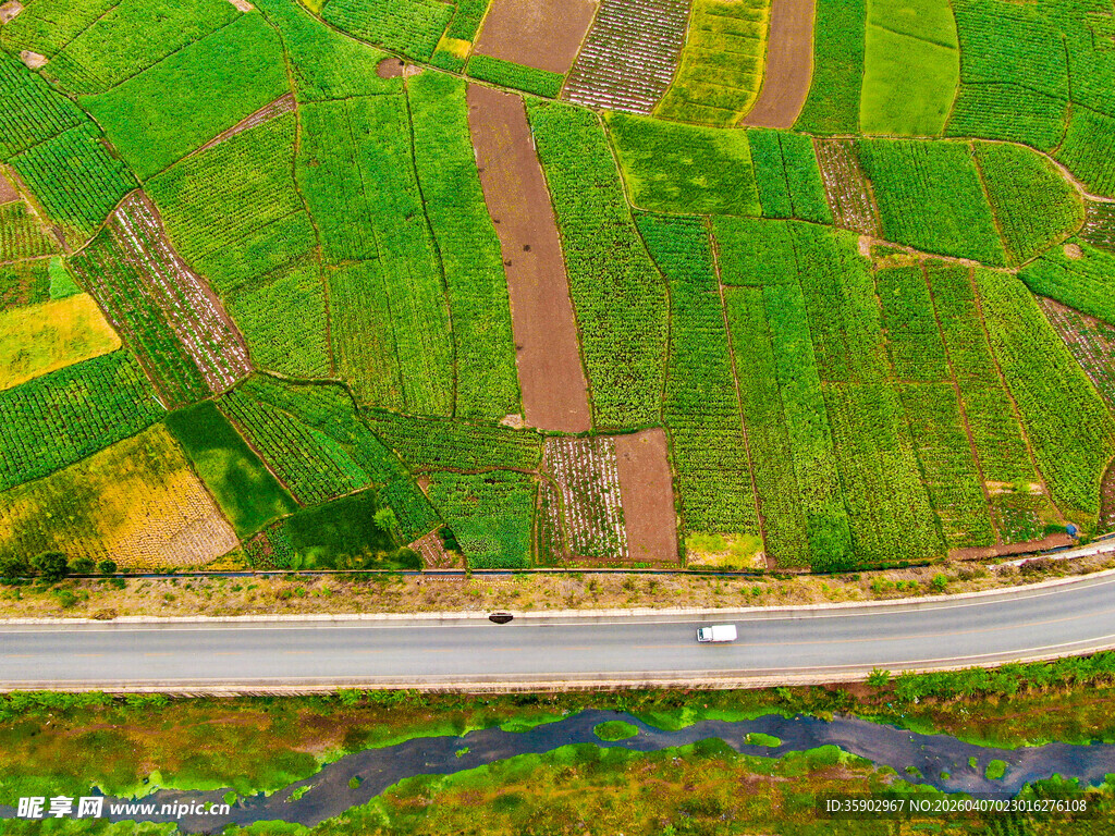 航拍田园公路美景