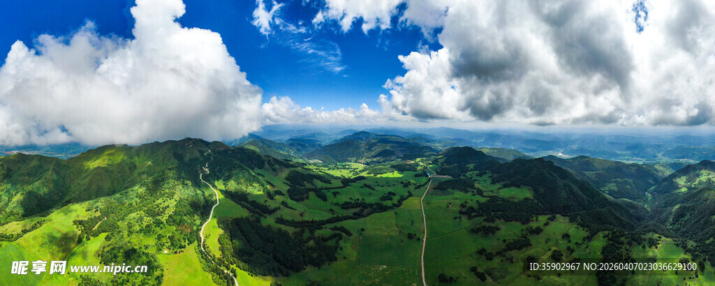青山绿野间的蓝天白云