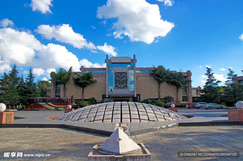 宏伟建筑前的开阔广场