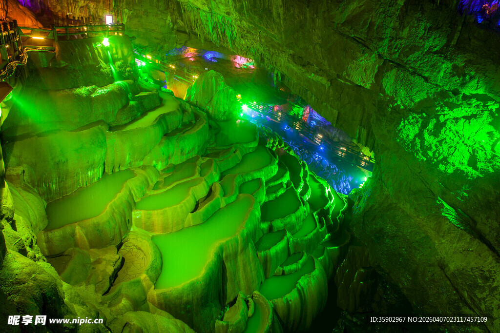 梦幻溶洞灯光景观