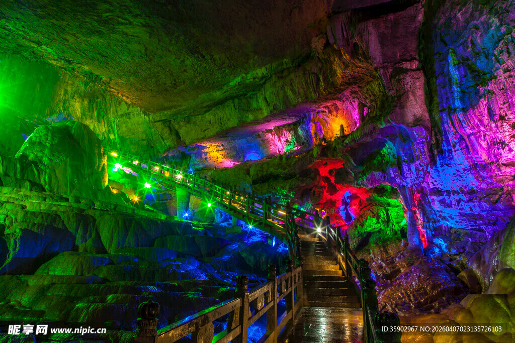 梦幻溶洞景观绚丽灯光秀