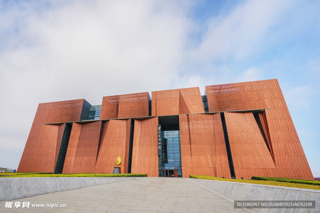 红砖建筑外观现代感十足