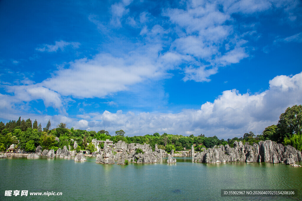 秀丽山水间的宁静湖泊