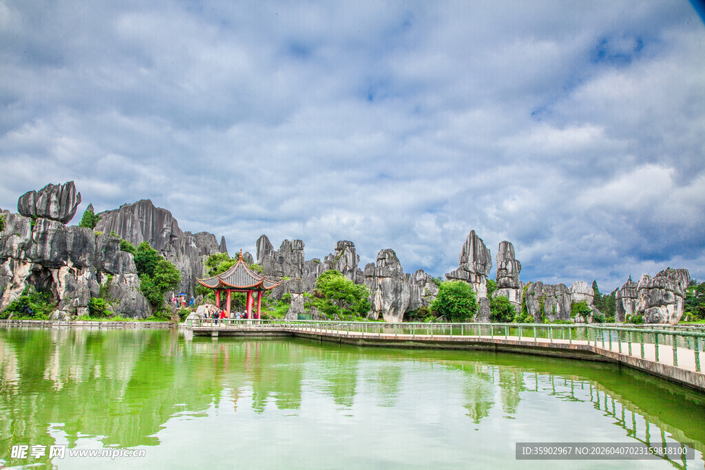 山水相依的秀丽自然景观