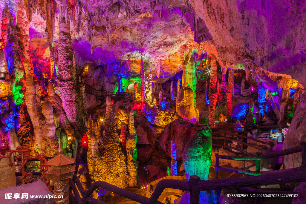 梦幻多彩地下溶洞景观