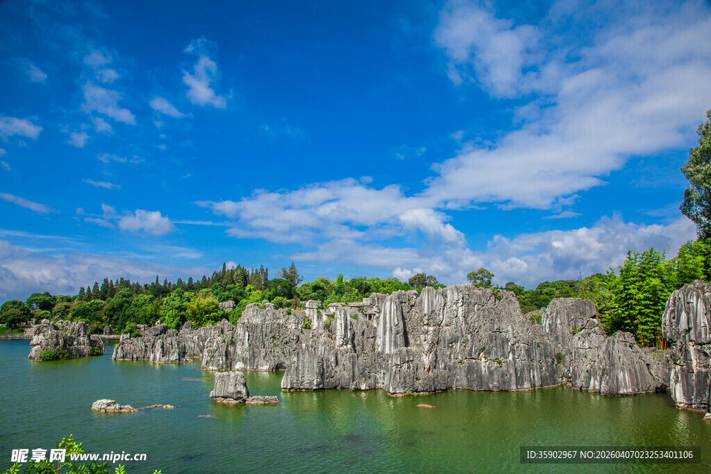 秀丽湖景旁的奇特石林景观