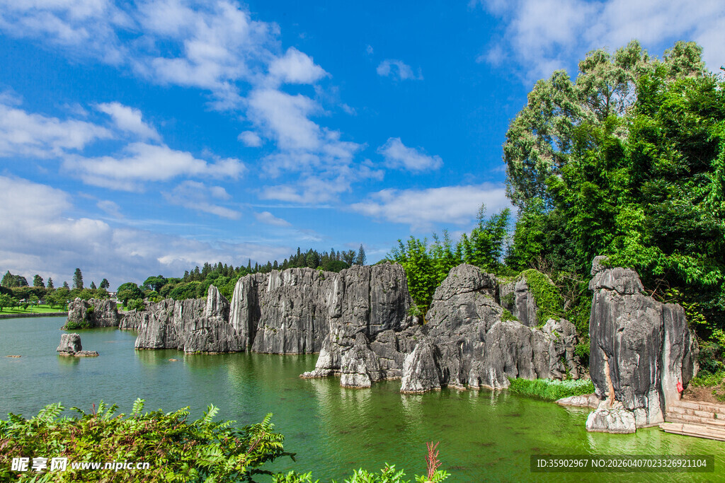 秀丽石林湖畔风光