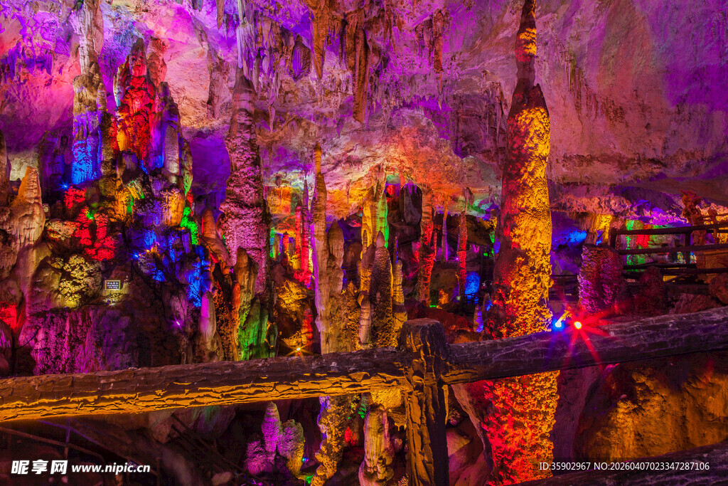 梦幻溶洞景观色彩斑斓